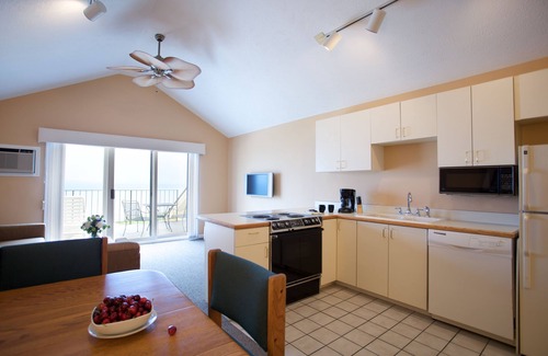 Traverse City Hotel | Pointes North Beachfront Hotel