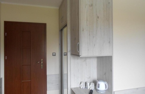 Rusinowo House | Pokój trzyosobowy nr 4 z prywatną łazienką L. Wójtowicz