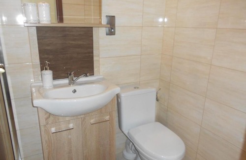 Rusinowo House | Pokój trzyosobowy nr 4 z prywatną łazienką L. Wójtowicz