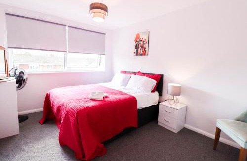 Cray Valley East Apartment | Polperro House - mins to Central London