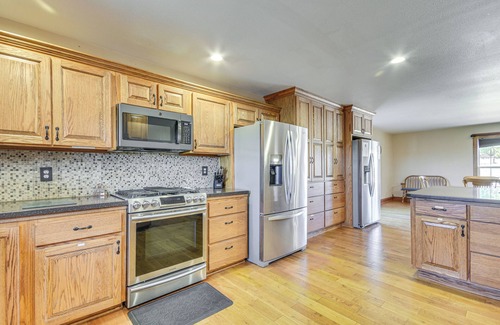 Fortuna House | Pond Access & Fishing: 'Cedar Lodge' in Versailles