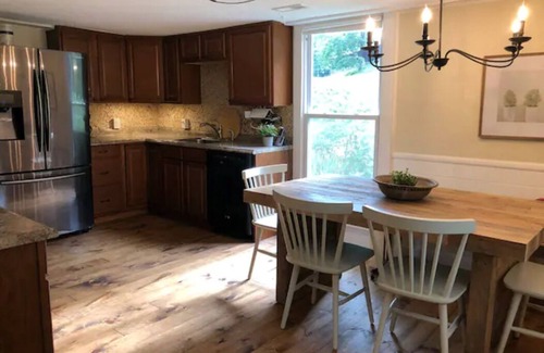 Gatlinburg - Pigeon Forge Cottage | Pond, creeks, paddleboat and 10 minutes to parkway