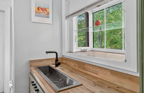 Port Jervis House | Pond-Front Retreat Near Appalachian Trail