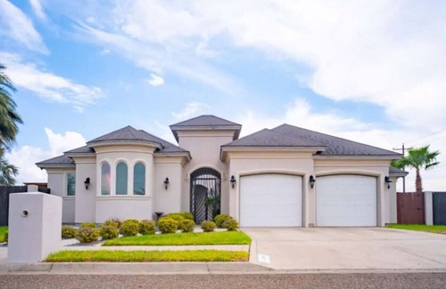 Palmhurst House | Pool | Basketball Court | Pool Table | 6 beds
