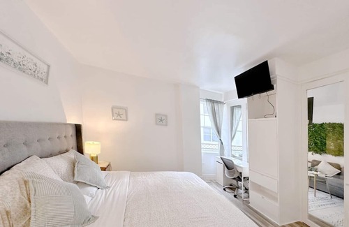 South Pointe Hotel | Pool & Jacuzzi! Walk to beach, South Point Pier,