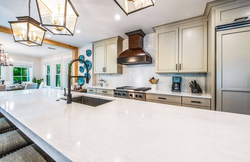 Saint Armands Key House | Pool, Putting Green, Steps to Shopping, & Tons of Living Space -The Shore House