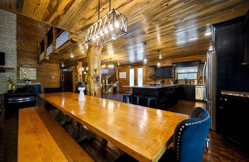 Broken Bow Cabin | Pool* Sleeps 20* HGTV Quality* Game Room* Secluded