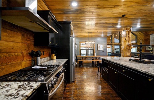 Broken Bow Cabin | Pool* Sleeps 20* HGTV Quality* Game Room* Secluded