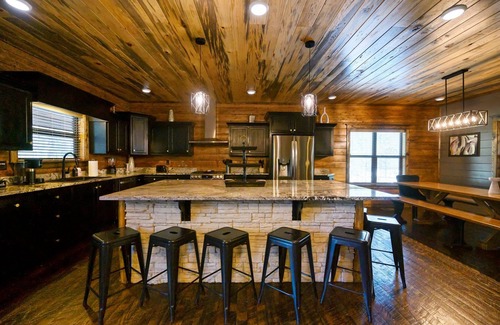Broken Bow Cabin | Pool* Sleeps 20* HGTV Quality* Game Room* Secluded