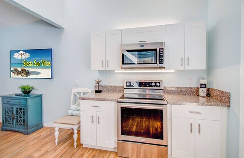 Siesta Key Hotel | POOL VIEW Walk to beach King bed Pool Daily Rentals