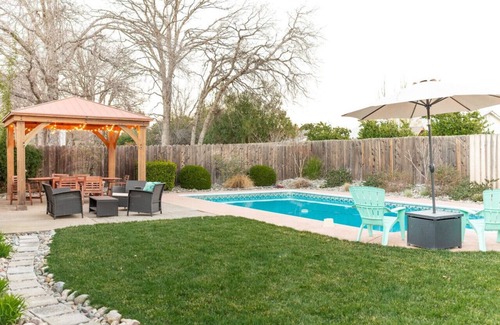 Columbia House | Pool (w/opt. fence) + 4BR + En Route to Lassen