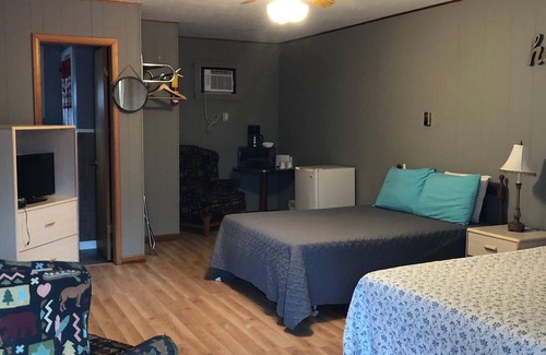 Indian Point Apartment | Poolside 2nd floor Studio 115