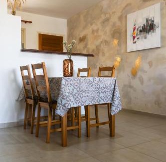 Aglantzia Apartment | Poolside Family Comfort Suite