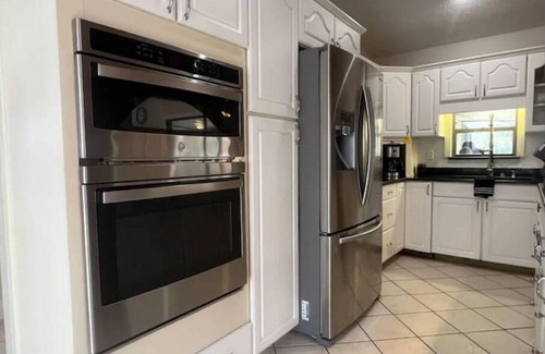 Ocklawaha House | Poolside Family Retreat- Near the Springs & Ocala National Forest. Pet friendly