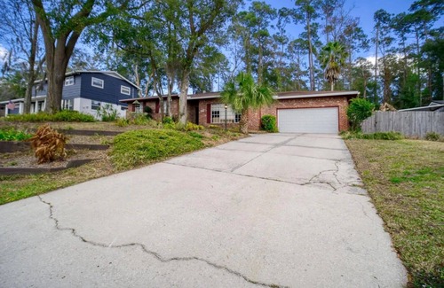 Hyde Park House | Poolside Haven Near Golf Course Sleeps 12
