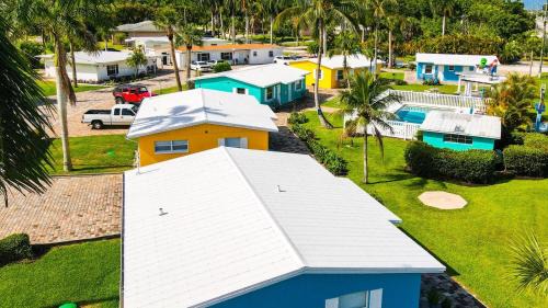 Biggar House | Poolside King Cottage with Kitchen - 10 Minutes to Beach!