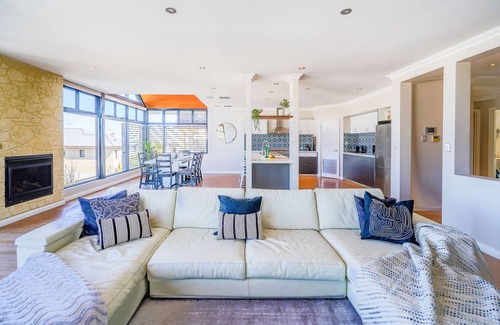 Doubleview House | Poolside Paradise 3 km to Scarborough Beach