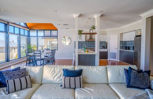 Doubleview House | Poolside Paradise 3 km to Scarborough Beach