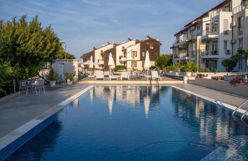 Budjaka Apartment | Poolside Paradise Apartment