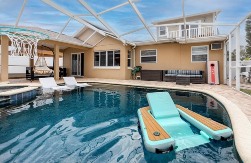 Anona House | Poolside Paradise close to Clearwater 5br 2bath sleeps 12 with heated pool
