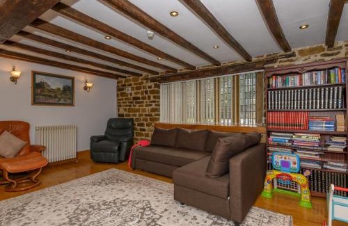Farsley House | Poplar Farm House - Book Your Spring Summer Events Pass The Keys