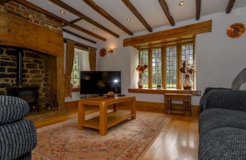 Farsley House | Poplar Farm House - Book Your Spring Summer Events Pass The Keys