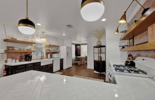 Fredericksburg House | Poplar Place Mod With Hot Tub - 1 mi to Main Street