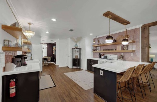 Fredericksburg House | Poplar Place Mod With Hot Tub - 1 mi to Main Street