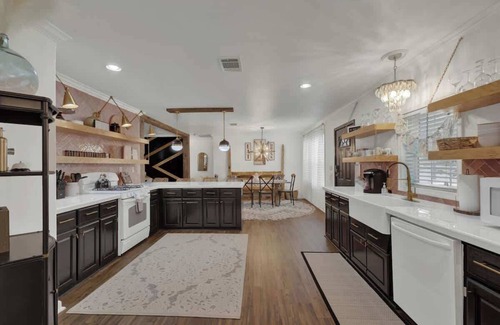 Fredericksburg House | Poplar Place Mod With Hot Tub - 1 mi to Main Street