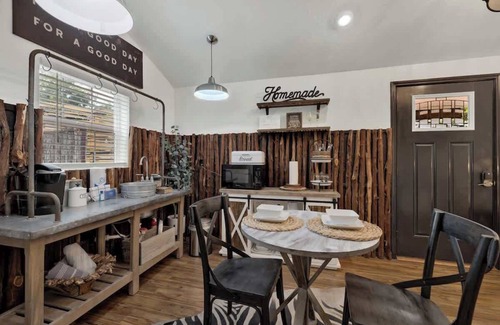 Fredericksburg Cottage | Poplar Place Soho with Hot Tub