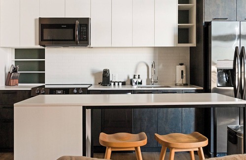Southwest Apartment | PoplarHouse 1BD+Den 2