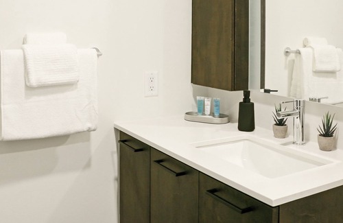 Southwest Apartment | PoplarHouse 1BD+Den 2