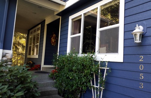 Poulsbo House | Poulsbo Viking Vinland Crest. close to Bangor Base, St.Michael Medical center.