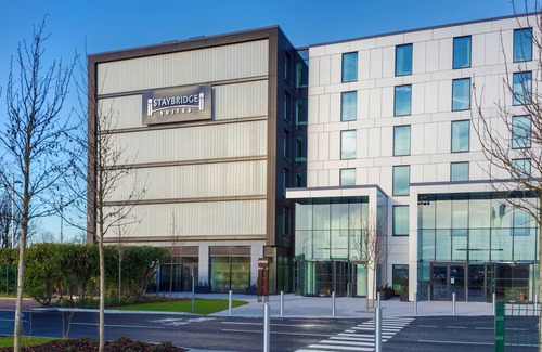 Heathrow Villages Apartment | Practical 1 Bedroom Suite close to London Heathrow | Perfect for Business Travellers + Free Wi-Fi