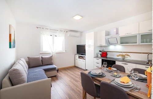 Policnik Apartment | Practical holiday apartment with large communal garden.
