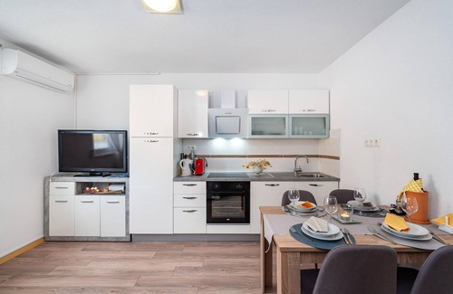 Policnik Apartment | Practical holiday apartment with large communal garden.