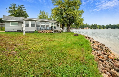 Gladwin House | Pratt Lake Peninsula: Enjoy Beautiful Fall Colors and Cozy Lakeside Moments !