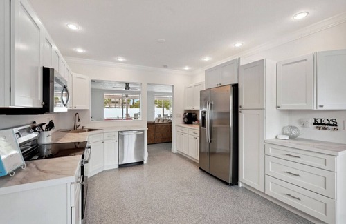 Saint Armands Key Apartment | Precise Realty presents St. Armands Pool Retreat