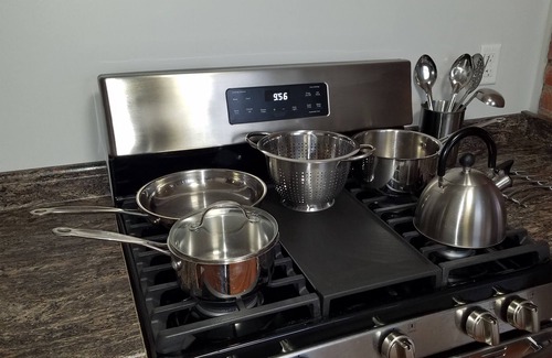 Downtown Niagara Falls House | PREMIER 5 min walk to Niagara Falls State Park w/FIREPLACE & Central A/C