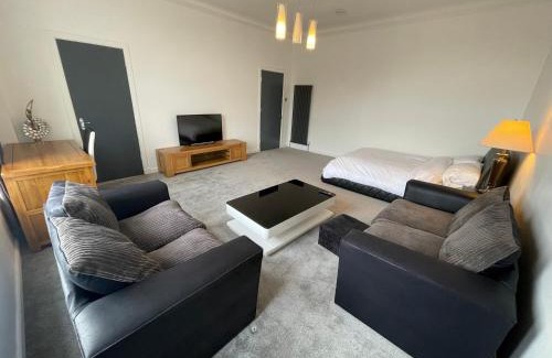 Uphall Apartment | Premier Apartment C