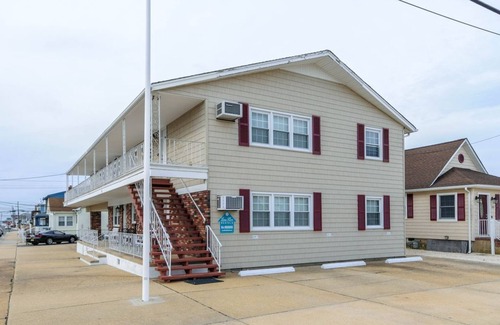 Ortley Beach House | PREMIER HOST-2BR SEASIDE PARK SUITE#3, One Short Block to Beach, Kit, Liv Room n