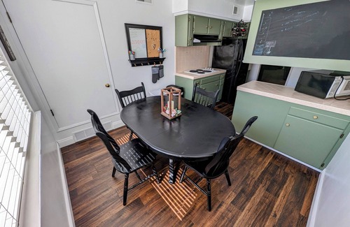 Raisin Condo | Premium Cozy Condo - 5 min walk to Fig Garden Village