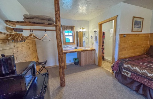 Dubois Cabin | Premium Double Queen w/Riverfront Access, Hot tub & Picturesque Mountain Views