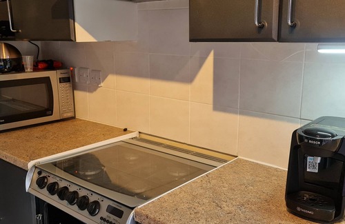 East Acton House | Premium Self Contained One Bedroom detached House with Private Entrance.ttttttt