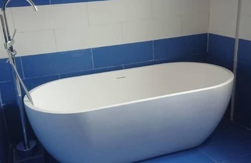 Kribi Hotel | Premium Suite Bathroom & Jacuzzi Balcony Sea view