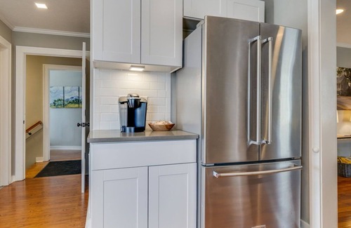Abingdon House | Premium Suite in Historic District, Walking Distance to Restaurants & Shops!