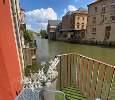 Les Iles Apartment | Prestige Romantique "Comme a Venise" avec terrasse sur la Moselle en plein centre historique du quartier des îles de Metz - parking inclus - CHANGEMENT DE GESTIONNAIRE