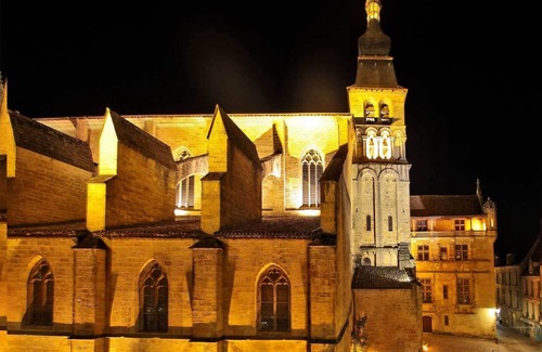 Sarlat-la-Caneda Historic Center Apartment | Prestigious apartment with private parking in Sarlat City Center