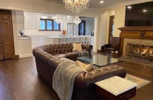 Johnsburg House | Prestigious Pistakee Bay Estatenn