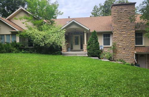 Whitchurch-Stouffville House | Preston Lake GTA Cottage Retreat/Hot Tub/Swim/Hike